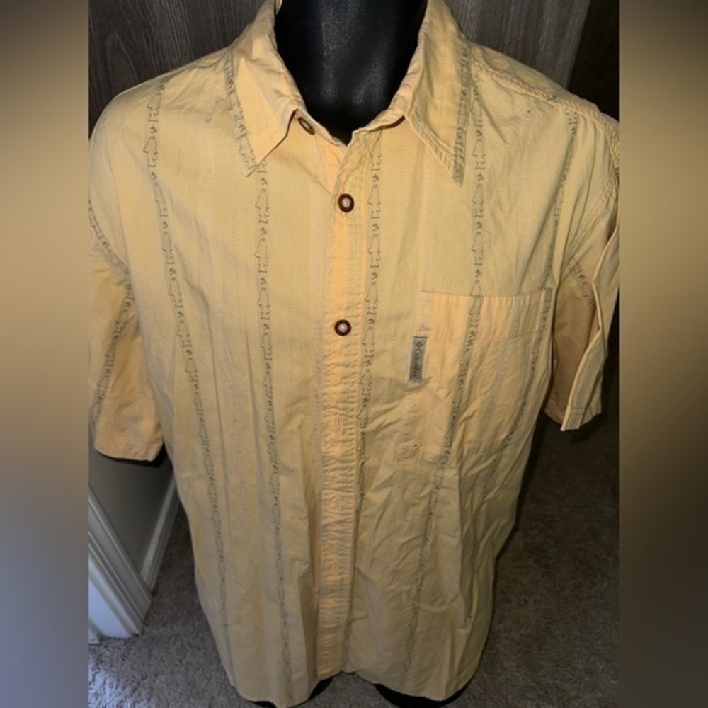 Men’s used yellow size L large Columbia button up shirt short sleeve